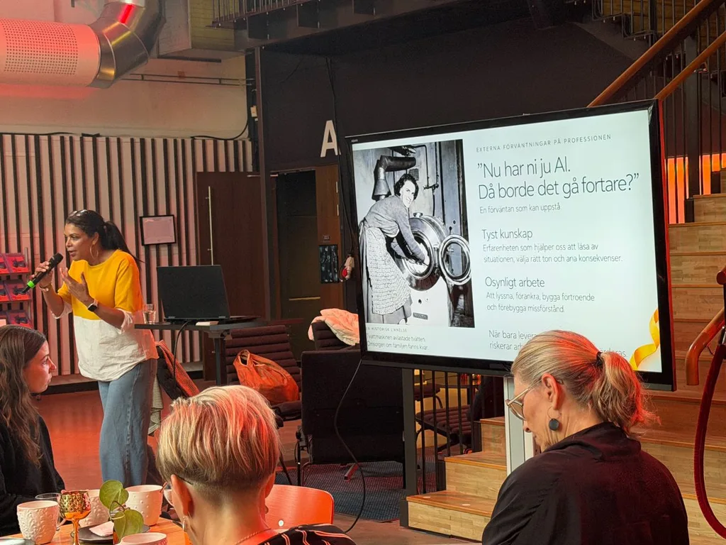 Deana Nannskog talar på Skånes Dansteater under Sveriges Kommunikatörers Malmömorgon i Malmö